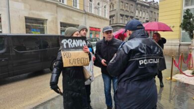 Dok su delegacije polagale cvijeće, građani tražili pravdu za poplavljena područja, policija ih legitimisala