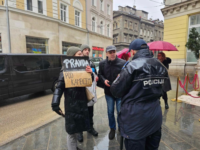 Dok su delegacije polagale cvijeće, građani tražili pravdu za poplavljena područja, policija ih legitimisala