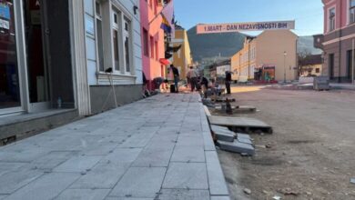 Krenulo je popločanje trotoara u ulici Alije Izetbegovića u Visokom