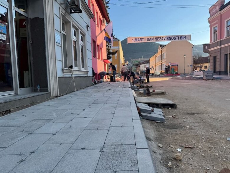Krenulo je popločanje trotoara u ulici Alije Izetbegovića u Visokom