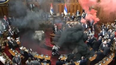 Haos u Skupštini Srbije: Bačena dimna bomba, poslanici se gađali jajima