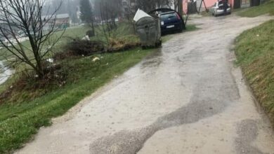 Ulica Ivana Franje Jukića u Ilijašu: Rupe, voda i blato u centru grada!
