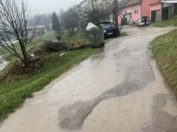 Ulica Ivana Franje Jukića u Ilijašu: Rupe, voda i blato u centru grada!