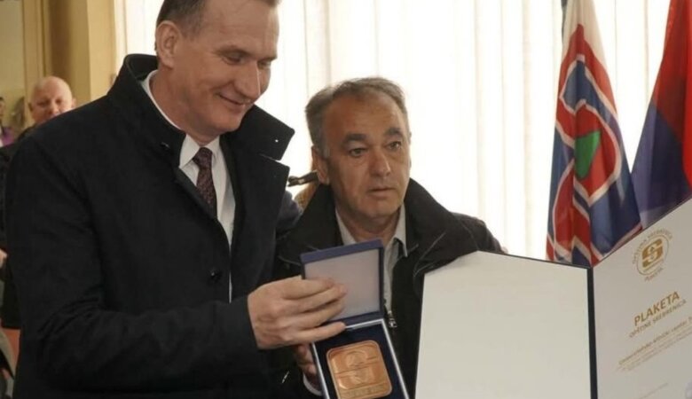 UKC Tuzla dobio “Plaketu opštine” Srebrenica: Direktor Umihanić ukazao na značaj podrške povratnicima
