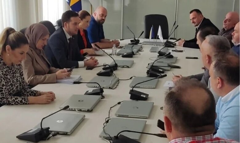 Sindikati napustili pregovore s Vladom KS o povećanju plata, najavili proteste