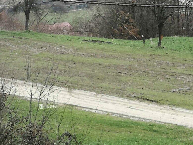 Nedostatak parking prostora kod mezarja u Ljubnićima