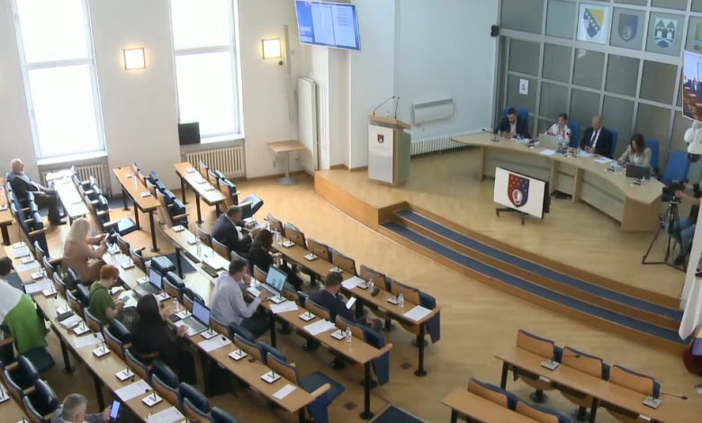 Dević: Trojka je Kanton Sarajevo dovela pred bankrot, budžet je velika šarena laža