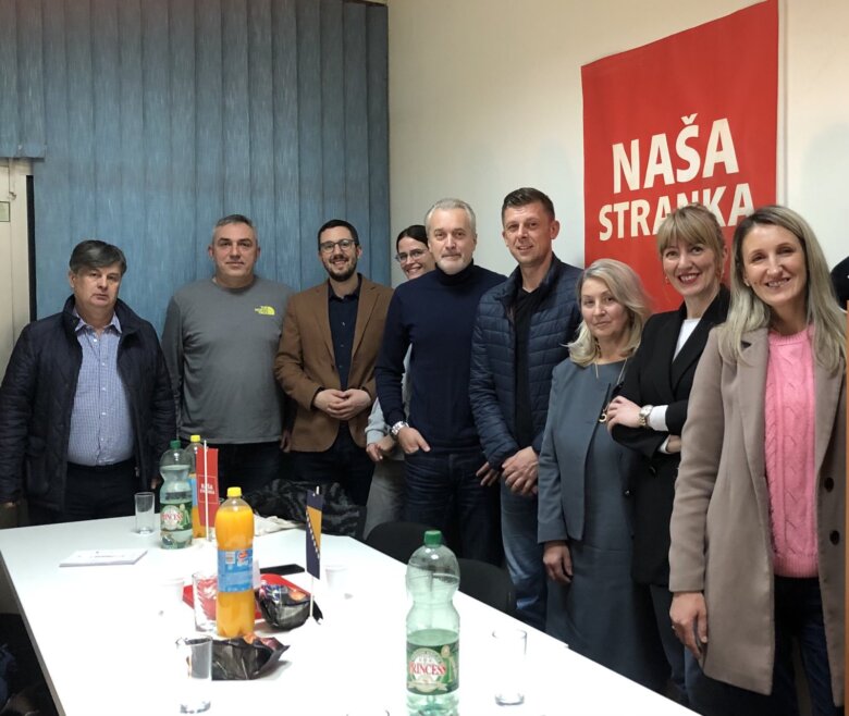 U radnoj posjeti Općinskom odboru Naše stranke Ilijaš boravili su generalni sekretar NS Ćamil Osmanagić, podpredsjednica Naše stranke Behija Kulović, te Vibor Handžić, kantonalni zastupnik i predsjednik sarajevskog kantonalnog odbora NS