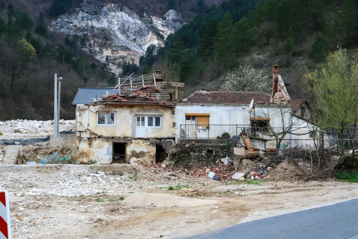 Mještani Donje Jablanice sami popravljaju kuće: Vlast izgleda ne zna kako da podijeli pare