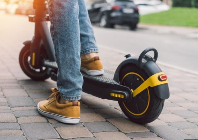 Dijete (13) u Visokom palo sa električnog romobila, zadobilo povrede opasne po život