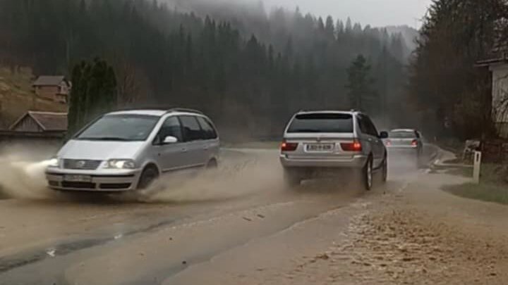 Upozorenje za vozače: Na pojedinim dionicama moguće veće količine vode na kolovozu