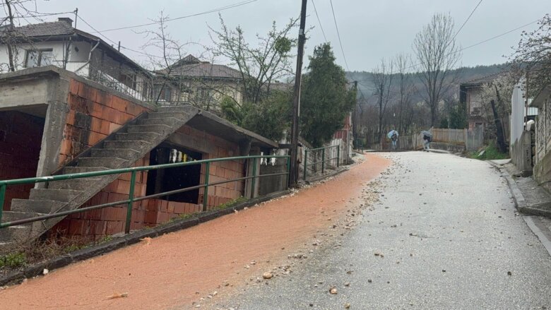 Poplavljena ulica Komatin u Starom Gradu: Blokiran saobraćaj, evakuisane 22 porodice