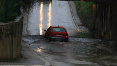 Zbog povremeno jakih pljuskova otežno saobraćanje na većini putnih pravaca u BiH