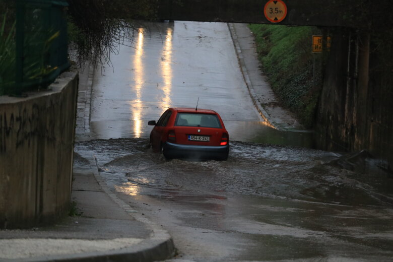 Zbog povremeno jakih pljuskova otežno saobraćanje na većini putnih pravaca u BiH