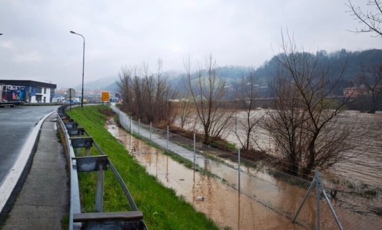 Bosna se izlila u Visokom, dodatne probleme stvara i rijeka Fojnica