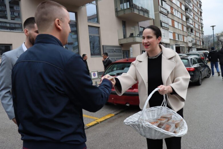 Općinska načelnica Benjamina Karić podijelila bajramske baklave vijernicima ispred džamije Hrasno