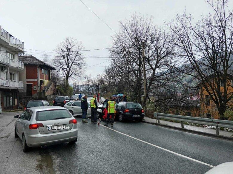 Udes između Nebočaja i Semizovca, saobraćaj obustavljen u jednoj traci