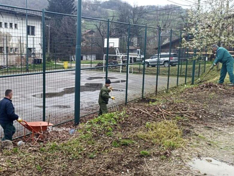 Brza reakcija nadležnih: Očišćen prostor oko igrališta u MZ Stari Ilijaš
