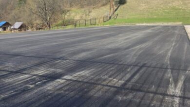 Asfaltirana ploha ispred Centralne škole u Srednjem kod Ilijaša