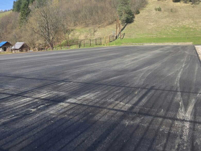 Asfaltirana ploha ispred Centralne škole u Srednjem kod Ilijaša