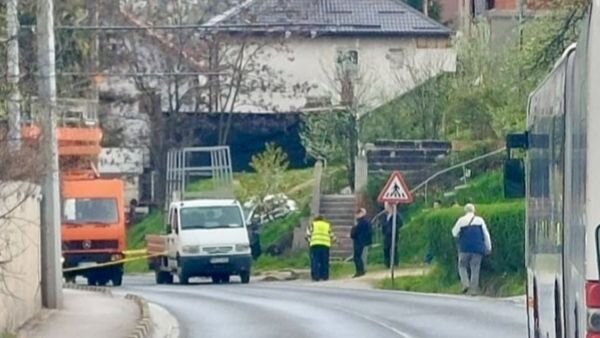 Jedan radnik zadobio teže povrede, drugi lakše: Ispali iz korpe prilikom postavljanja trolejbuske mreže