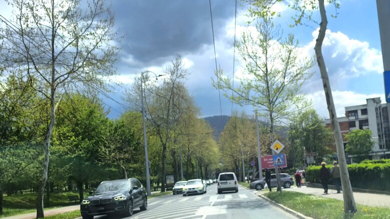 Pretežno oblačno sa kišom, pljuskovima i grmljavinom