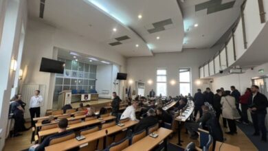 Haos u zgradi Vlade KS: Ministar se nije pojavio na javnoj raspravi, poljoprivrednici ne žele napustiti salu