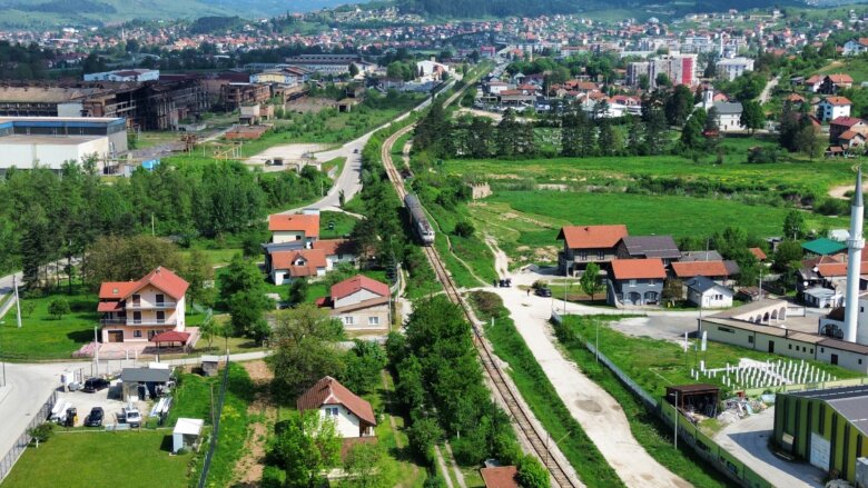 Ženu u Starom Ilijašu udario voz dok je hodala prugom