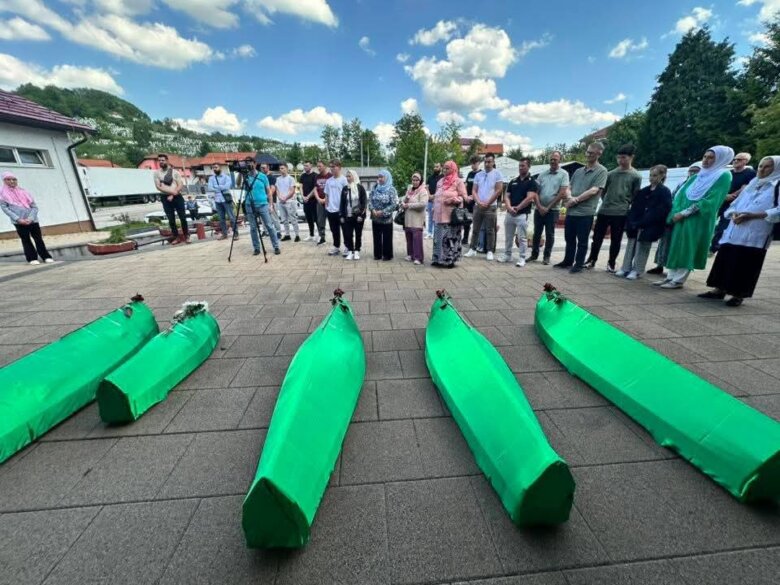 Ispraćaj bratunačkih žrtava: Najmlađa među njima – beba Almera Paraganlija