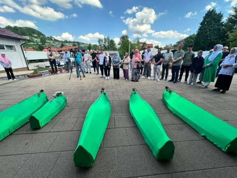 Ispraćaj bratunačkih žrtava: Najmlađa među njima – beba Almera Paraganlija