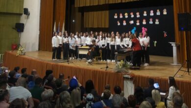 U prepunoj kino sali Ilijaš održana svečana priredba povodom Dana Osnovne škole „Hašim Spahić“