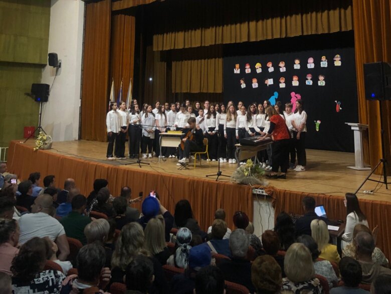 U prepunoj kino sali Ilijaš održana svečana priredba povodom Dana Osnovne škole „Hašim Spahić“