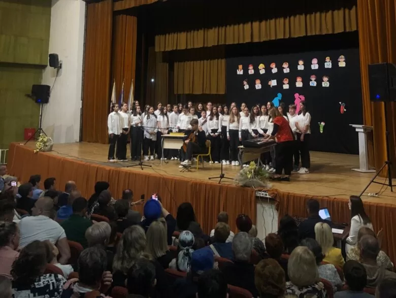 U prepunoj kino sali Ilijaš održana svečana priredba povodom Dana Osnovne škole „Hašim Spahić“