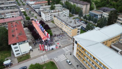 Na gradskom šetalištu u Ilijašu danas u 10:00 sati svečano će biti otvorene Sportske igre mladih, koje će okupiti učenika iz pet ilijaških osnovnih škola.  Pripreme u toku.