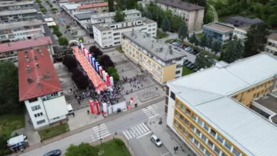 Na gradskom šetalištu u Ilijašu danas u 10:00 sati svečano će biti otvorene Sportske igre mladih, koje će okupiti učenika iz pet ilijaških osnovnih škola.  Pripreme u toku.