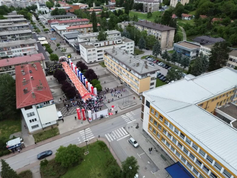 Na gradskom šetalištu u Ilijašu danas u 10:00 sati svečano će biti otvorene Sportske igre mladih, koje će okupiti učenika iz pet ilijaških osnovnih škola.  Pripreme u toku.