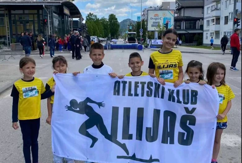 “Ulične Trke kroz Pale”: Mladi atletičari iz Ilijaša postigli izvrsne rezultate