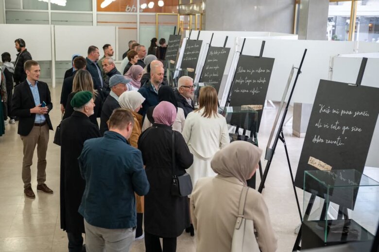 Putujuća izložba “Priče iz Srebrenice”, otvorena u Domu kulture Jajce.