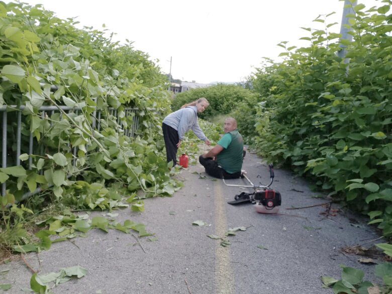 Ibiš Huseinović i njegova supruga volonterski pokosili i uredili zaraslu pješačku stazu prema školi u Starom Ilijašu