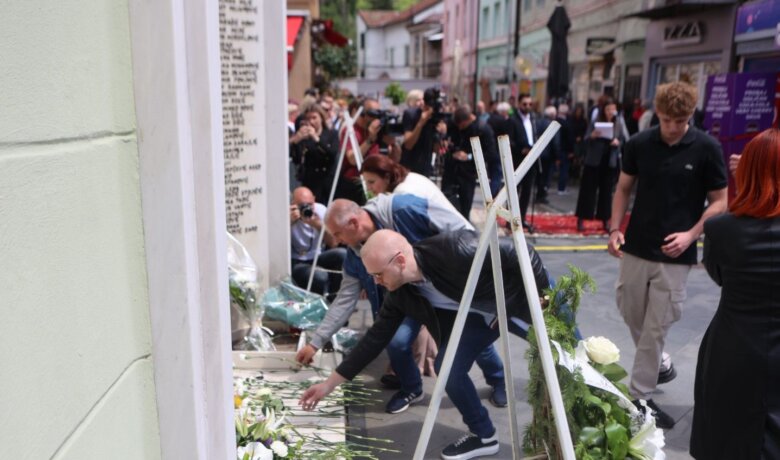 Obilježena tužna godišnjica masakra u Tuzli: Odata počast stradalim na Kapiji