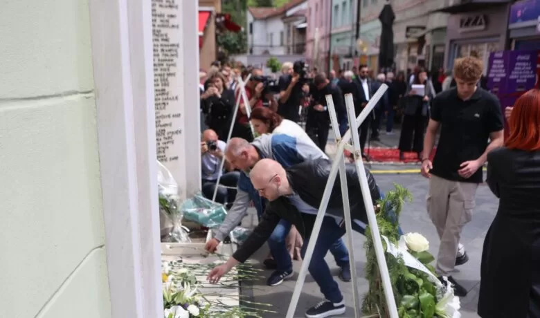 Obilježena tužna godišnjica masakra u Tuzli: Odata počast stradalim na Kapiji