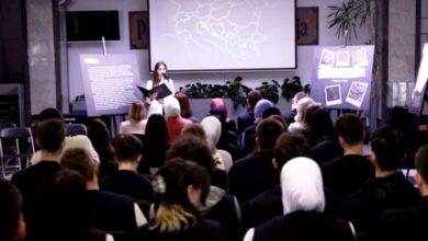 Putujuća izložba ”Priče iz Srebrenice” predstavljena u Prvoj bošnjačkoj gimnaziji