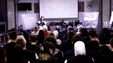 Putujuća izložba ”Priče iz Srebrenice” predstavljena u Prvoj bošnjačkoj gimnaziji