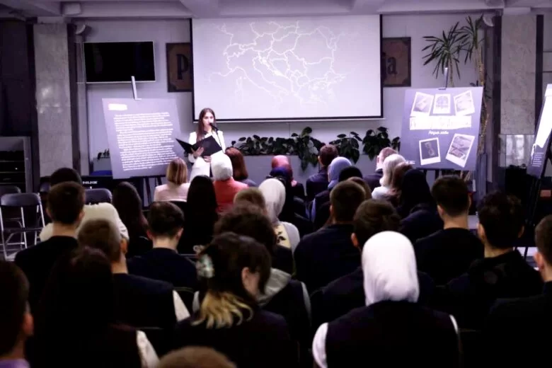 Putujuća izložba ”Priče iz Srebrenice” predstavljena u Prvoj bošnjačkoj gimnaziji