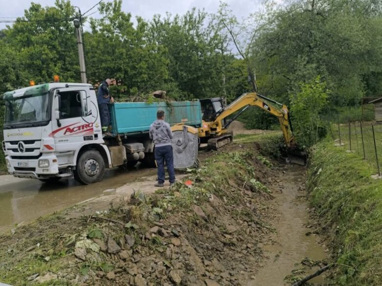 FOTO:  Sanacija puteva i čišćenje potoka u Mjesnoj zajednici Luka kod Ilijaša
