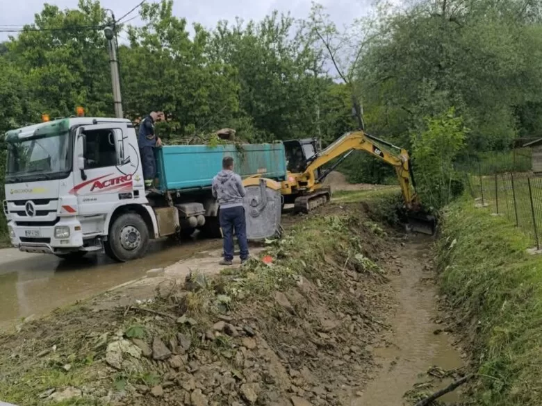 FOTO:  Sanacija puteva i čišćenje potoka u Mjesnoj zajednici Luka kod Ilijaša