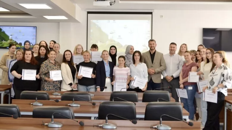 Općina Ilijaš i CEI Nahla: Dodijeljeni certifikati za 33 polaznice kursa rada na računaru