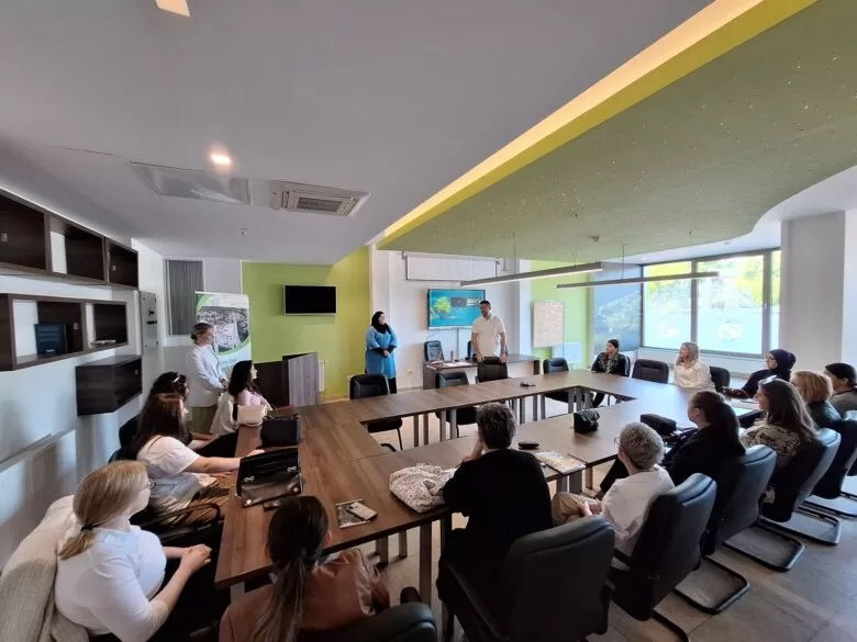 Počeo besplatan kurs engleskog jezika za 55 žena u organizaciji Općine Ilijaš i CEI NAHLA