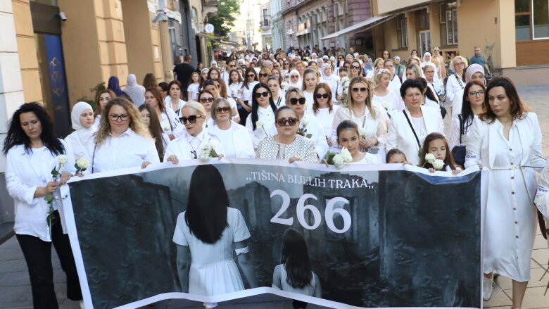 Tišina bijelih traka: Javnim performansom u Sarajevu odana počast žrtvama zločina u Prijedoru