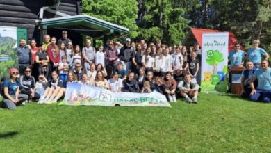 Planinari i učenici u Brezi posadili sadnica i donirali kante za reciklažu u sklopu obilježavanja Svjetskog dana sporta i zaštite životne sredine